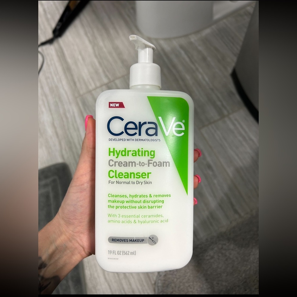 CeraVe Hyrating Cream To Foam Cleanser